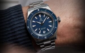 Traska durcit son acier au-delà des standards américains et livre aujourd’hui une montre qui tient le quotidien sans rien céder à l’élégance