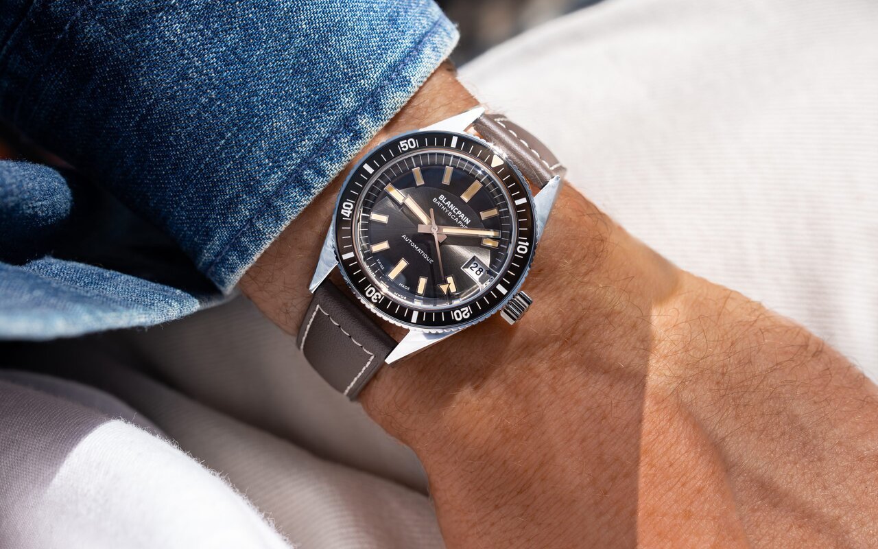 70 ans après sa naissance, la Blancpain Fifty Fathoms Bathyscaphe revient dans sa version 1968 originale, limitée à 300 montres dans le monde