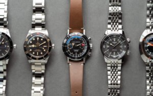 Américaine ou suisse, la Zodiac Super Sea Wolf joue sur les deux tableaux avec un design sixties assumé là où d’autres plongeuses cherchent encore leur identité
