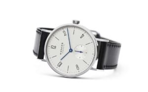 Bauhaus pur, élégance habillée, prix accessible : la Nomos Tangente prouve que le luxe horloger n’a pas le monopole du style