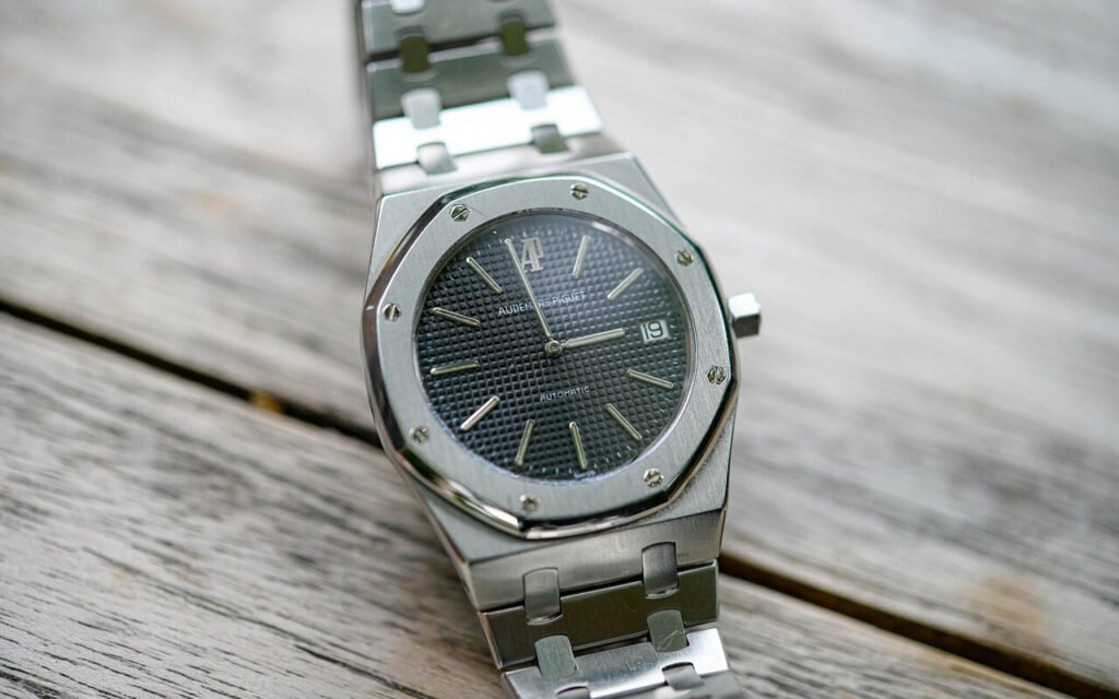 Audemars Piguet a gardé chaque trait du dessin fondateur de 1972 dans la Royal Oak Jumbo Extra-Plate 16202, et c’est précisément ce qui la rend impossible à égaler