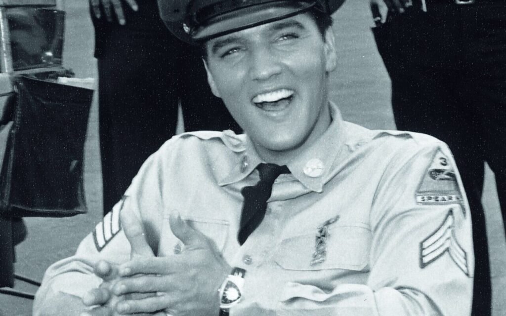 Elvis Presley la portait au poignet en 1957 et personne n’avait encore osé un boîtier triangulaire : la Hamilton Ventura a tout changé
