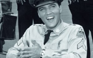 Elvis Presley la portait au poignet en 1957 et personne n’avait encore osé un boîtier triangulaire : la Hamilton Ventura a tout changé