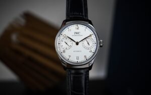 En 1939, deux négociants portugais passaient une commande qui allait transformer la Portugieser d’IWC en icône absolue de l’horlogerie de luxe