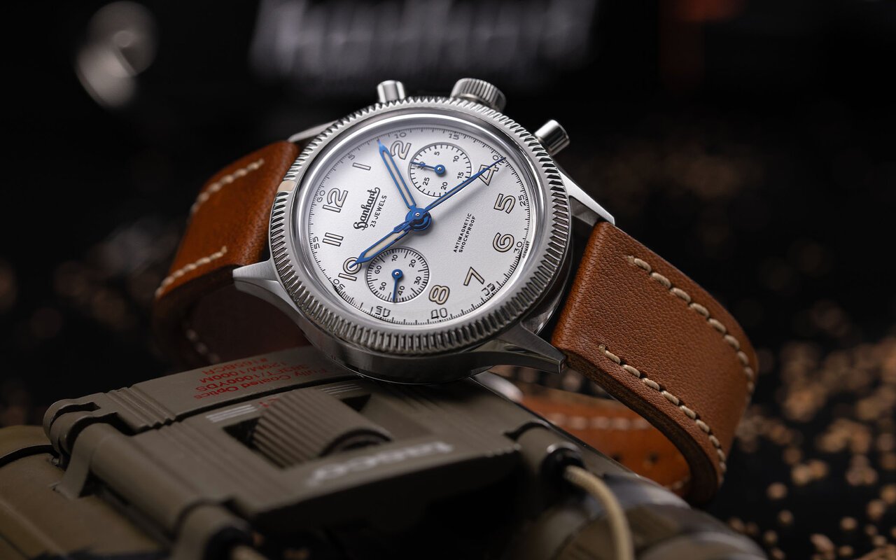 Glacial pendant des décennies, le Hanhart 417 ES Moby Dick revient enfin dans une version plus chaleureuse qui réinvente ce chronographe pilote culte