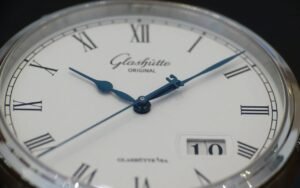 Héritage saxon intact, élégance classique redéfinie : la Glashütte Original Senator Panorama Date s’impose face aux grandes maisons suisses