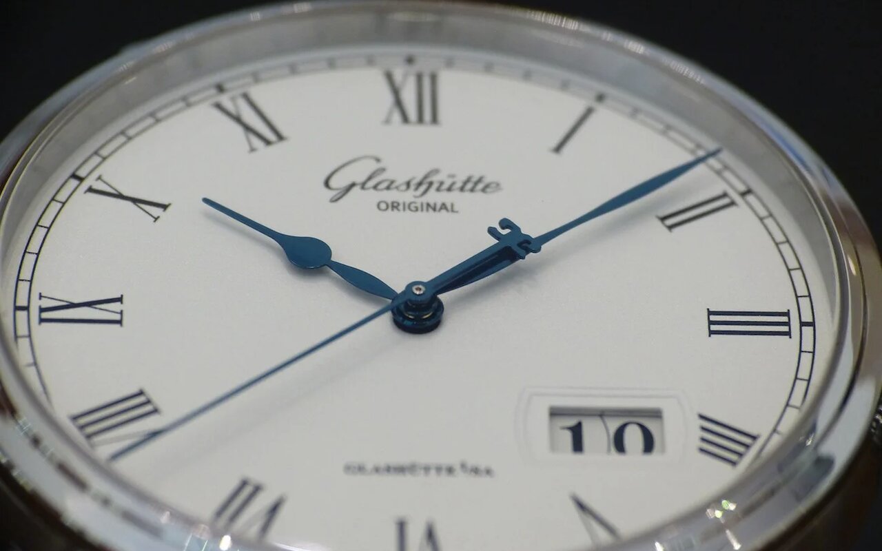 Héritage saxon intact, élégance classique redéfinie : la Glashütte Original Senator Panorama Date s’impose face aux grandes maisons suisses