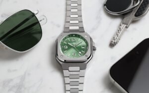 La Bell & Ross BR-05 GMT Green Steel prouve qu’une sportive chic peut conquérir deux fuseaux horaires sans perdre une once d’élégance