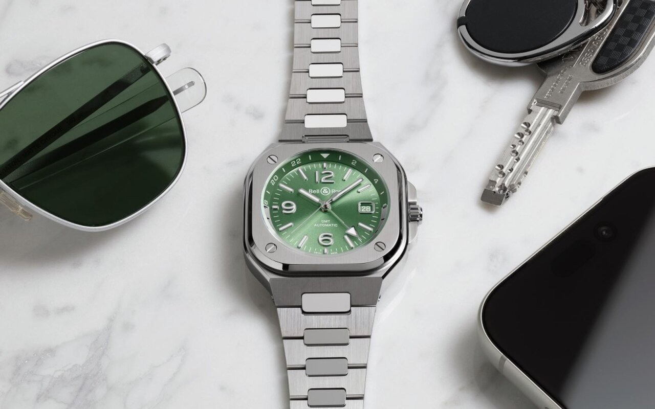 La Bell & Ross BR-05 GMT Green Steel prouve qu’une sportive chic peut conquérir deux fuseaux horaires sans perdre une once d’élégance