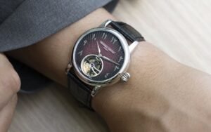 La Classic Tourbillon Julie de Frédérique Constant est une pièce unique qui redéfinit ce que la personnalisation peut offrir à l’horlogerie de luxe