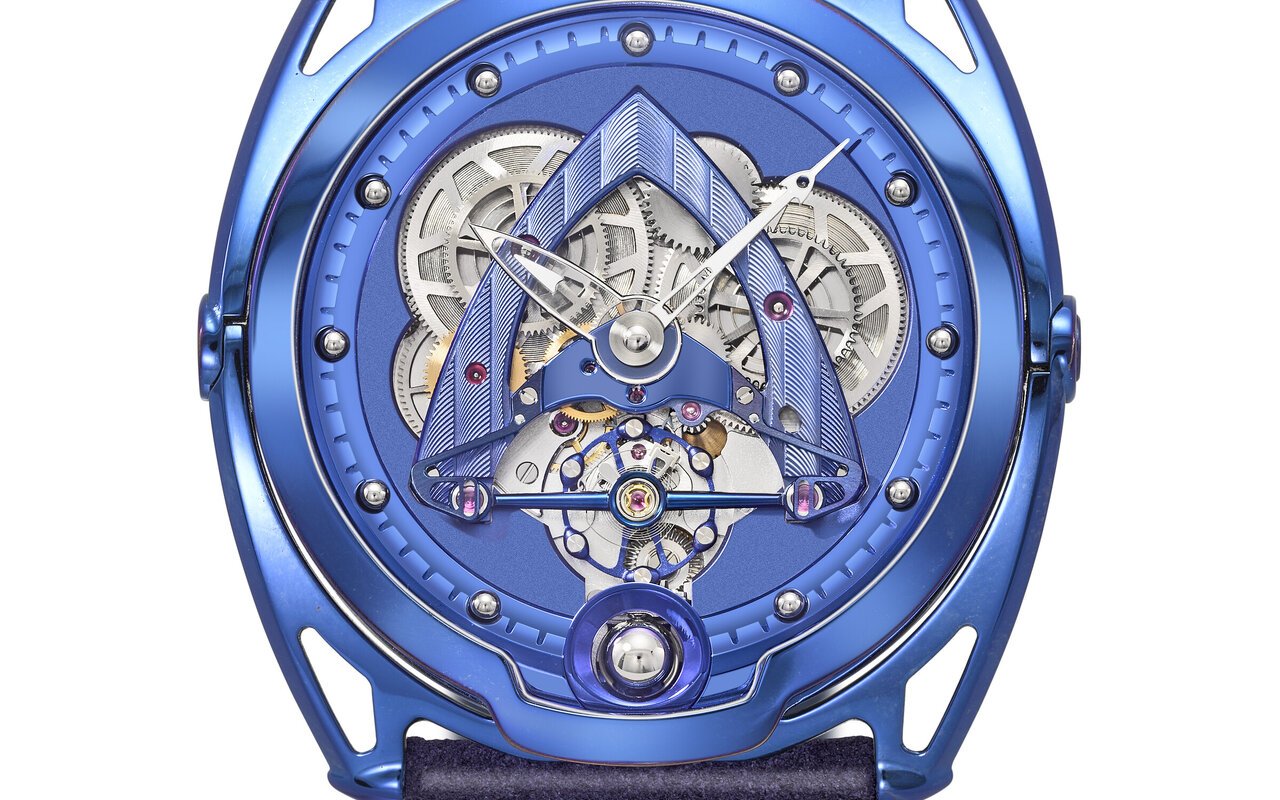 La DB28 de De Bethune réunit titane poli miroir et sphère lunaire bleuie dans un geste horloger que les amateurs de montres de luxe attendaient sans le savoir