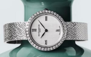 La Joia de Baume & Mercier n’a ni cornes ni compromis : 28 mm portés comme un jonc, et la montre féminine change de définition
