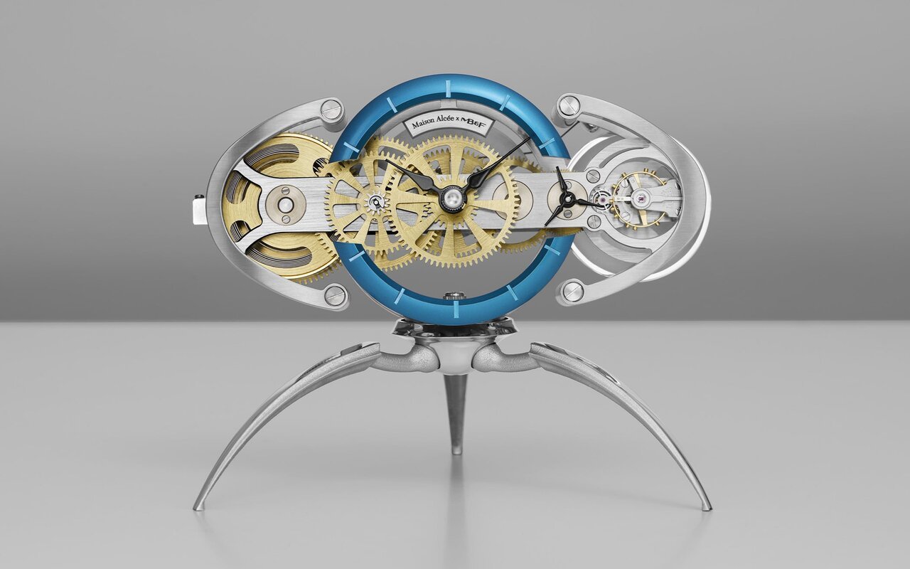La Nostromo de MB&F et Maison Alcee arrive en kit chez ses futurs propriétaires, qui assemblent eux-mêmes cette pendule mécanique de luxe pièce après pièce