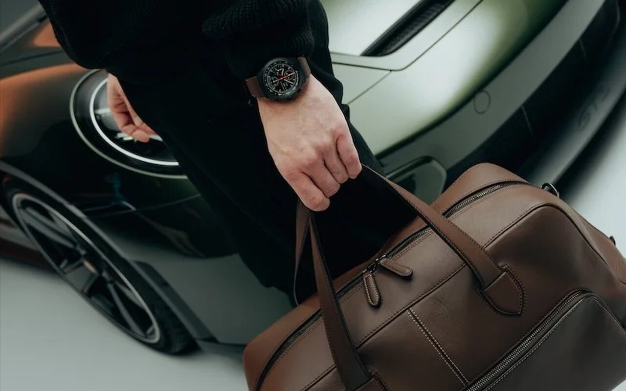 La Porsche Design Chronograph 1 911 GT3 anniversaire ne s’achète pas seule : elle est réservée aux acheteurs de la voiture, et c’est voulu