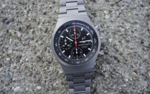 Le chrono légendaire de Porsche Design né en 1972 revient en titane intégral et perd du poids sans rien perdre de son mythe