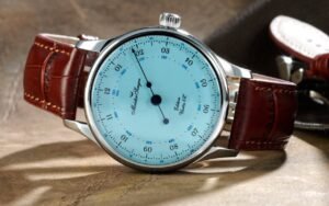 L’Edition Unitas 1Z Blue marque une première absolue dans l’histoire de MeisterSinger avec un cadran émail bleu que la marque refusait jusqu’ici de produire