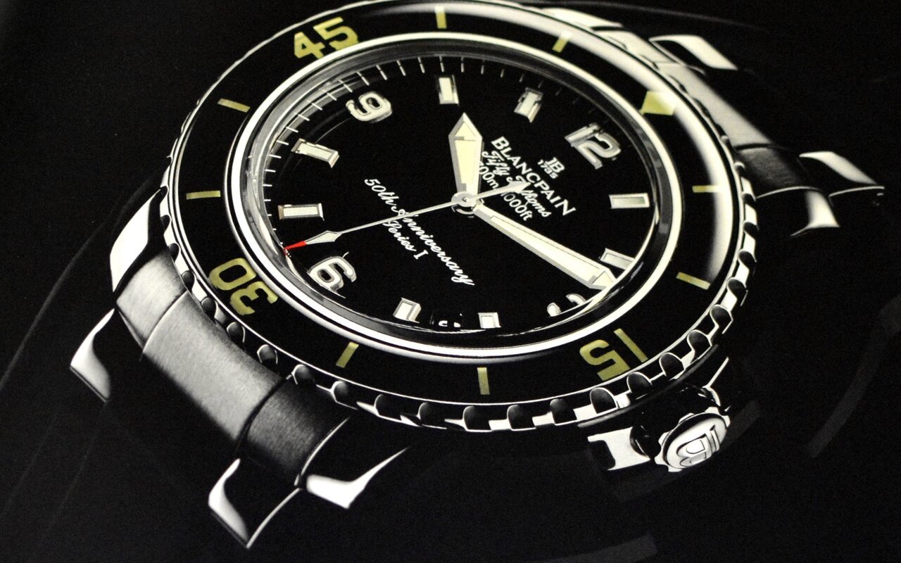 Les marques modernes ont tout essayé, mais la Blancpain Fifty Fathoms née en 1953 tient toujours son rang de référence absolue après sept décennies au sommet