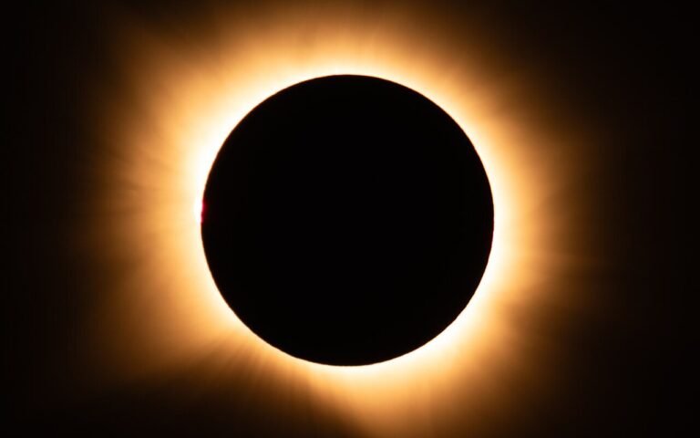 Nectere Eclipse, la montre ultra-plate pensée pour l’éclipse totale d’août 2026, révèle un pari horloger que peu de marques oseraient