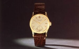 Née en 1932 et jamais détrônée, la Patek Philippe Calatrava est le seul modèle habillé à avoir traversé neuf décennies sans changer de cap