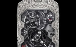 Taillée à la main pendant 500 heures, l’Urwerk UR-1001 Amadeus est la montre de poche unique qui défie ce que le luxe absolu peut produire