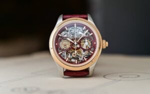 The Unveiled Chronograph de Minerva en or jaune expose son mouvement côté cadran, là où l’horlogerie traditionnelle le dissimule depuis toujours côté fond