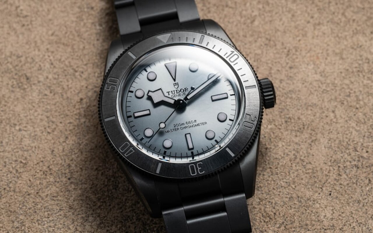 Tout le monde attendait une Black Bay en céramique noire, mais Tudor a poussé le concept bien plus loin en habillant aussi le bracelet dans ce même matériau