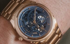Trente exemplaires numérotés et pas davantage : la Tonda PF Skeleton de Parmigiani Fleurier s’offre un or rose contrasté par un bleu Milano inédit