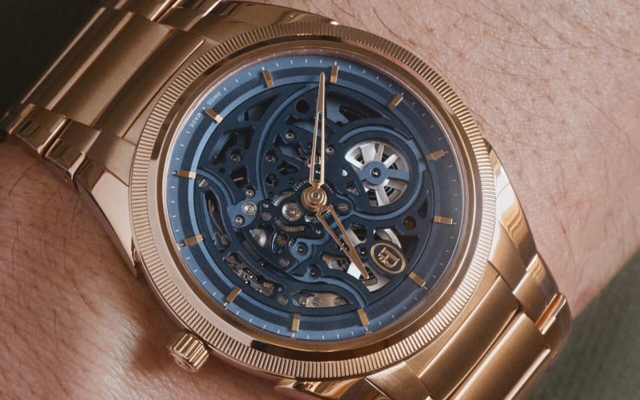 Trente exemplaires numérotés et pas davantage : la Tonda PF Skeleton de Parmigiani Fleurier s’offre un or rose contrasté par un bleu Milano inédit