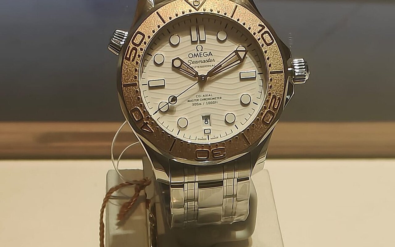Une montre de plongée devenue la plus célèbre du cinéma mondial : ce que le cadran vagues de l’Omega Seamaster Diver 300M a changé pour toujours