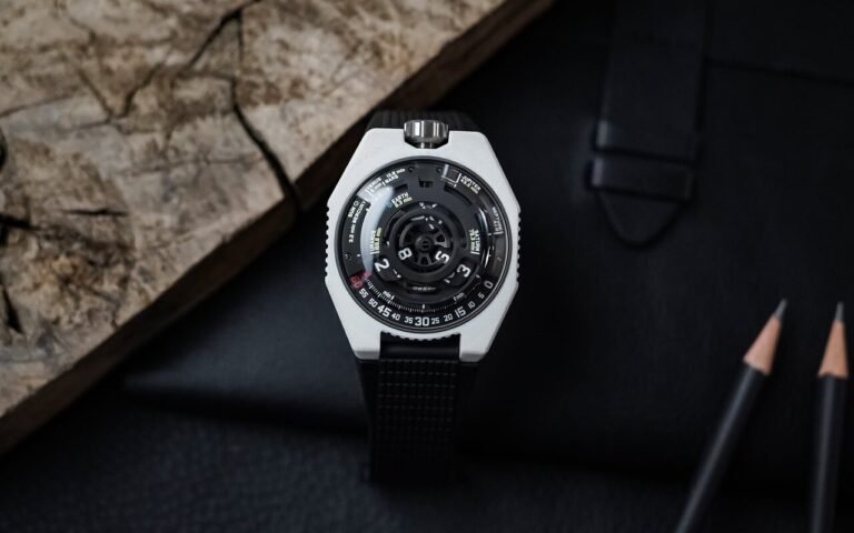 Urwerk vient de dévoiler l’UR-100V Lightspeed Ceramic, une montre de luxe en céramique qui repense entièrement la lecture de l’heure