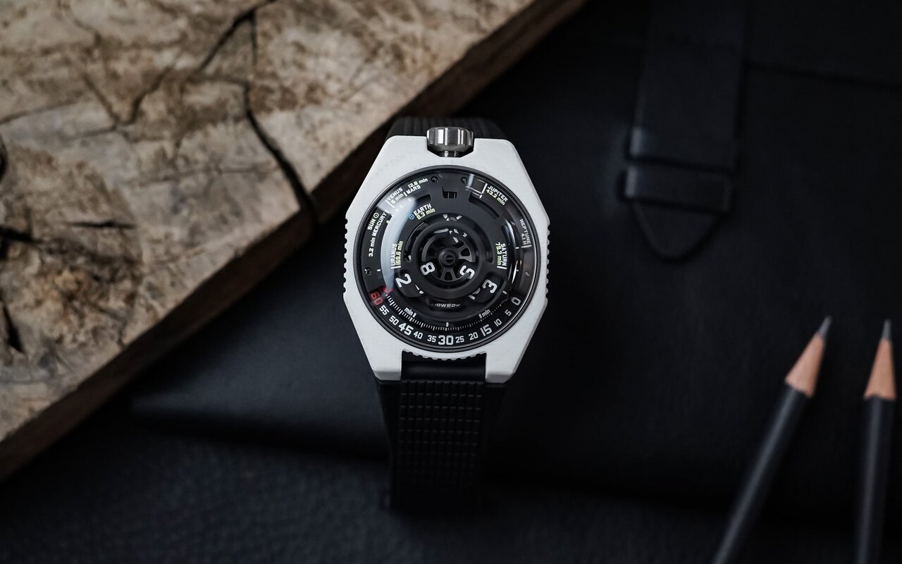 Urwerk vient de dévoiler l’UR-100V Lightspeed Ceramic, une montre de luxe en céramique qui repense entièrement la lecture de l’heure