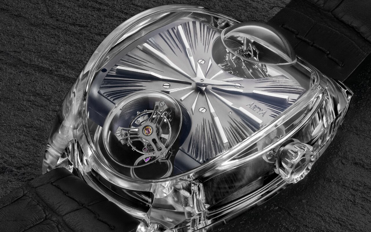 ArtyA Complexity Métiers d’Art aligne deux tourbillons inclinés reliés par un différentiel dans un boîtier taillé dans le saphir massif