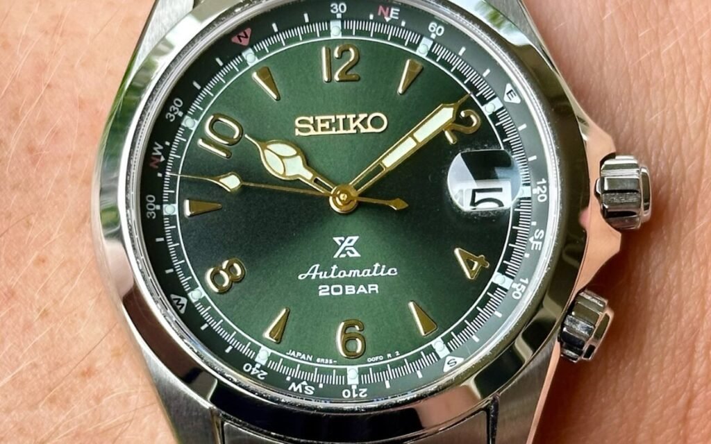 Boussole intérieure sur la Seiko Alpinist, extérieure sur toutes les autres montres de montagne : ce choix de conception que les horlogers débattent encore aujourd’hui