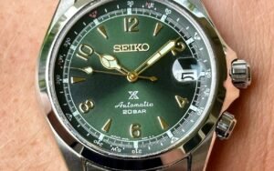 Boussole intérieure sur la Seiko Alpinist, extérieure sur toutes les autres montres de montagne : ce choix de conception que les horlogers débattent encore aujourd’hui