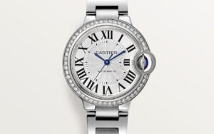 Cabochon blindé, boîtier arrondi pour absorber les chocs : la Cartier Ballon Bleu mise sur deux détails techniques discrets pour rester au sommet du luxe