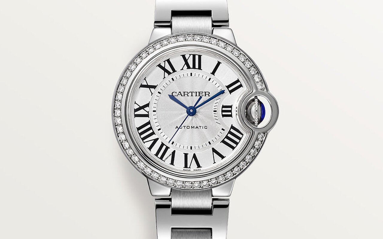 Cabochon blindé, boîtier arrondi pour absorber les chocs : la Cartier Ballon Bleu mise sur deux détails techniques discrets pour rester au sommet du luxe