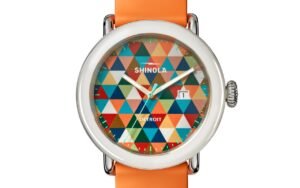 Cadran couvert de triangles colorés et fond en résine transparente : la Shinola Detrola joue la couleur à 495 dollars