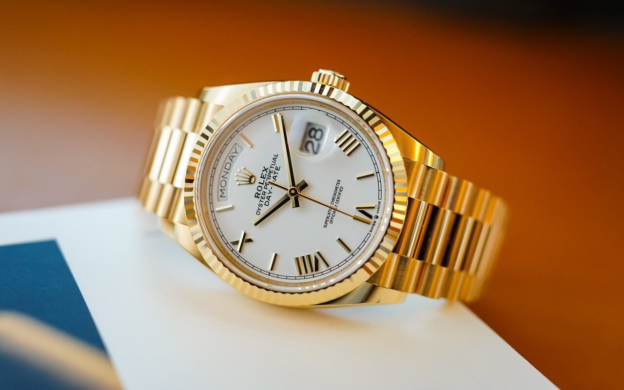 Ce que les autres montres n’ont jamais fait, la Rolex Day-Date le fait depuis toujours : afficher le jour en toutes lettres, le détail qui lui a valu le surnom de Présidente