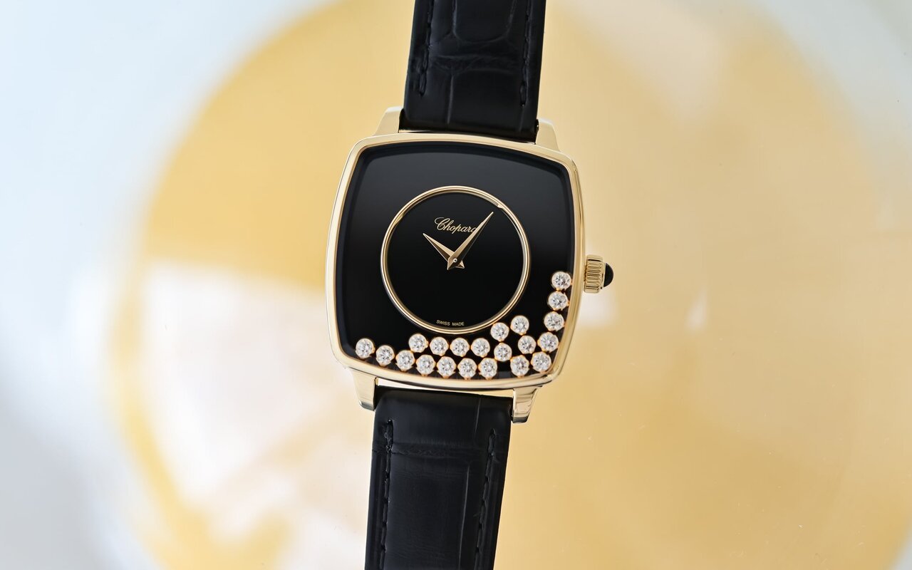 Cinquante ans après leur naissance, les diamants mobiles Chopard reviennent en or jaune dans une Happy Diamonds Heritage qui n’a rien perdu de son audace