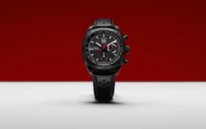 Cinquante ans après Niki Lauda, TAG Heuer relance la Monza Flyback Chronograph Carbon en abandonnant l’acier pour le carbone