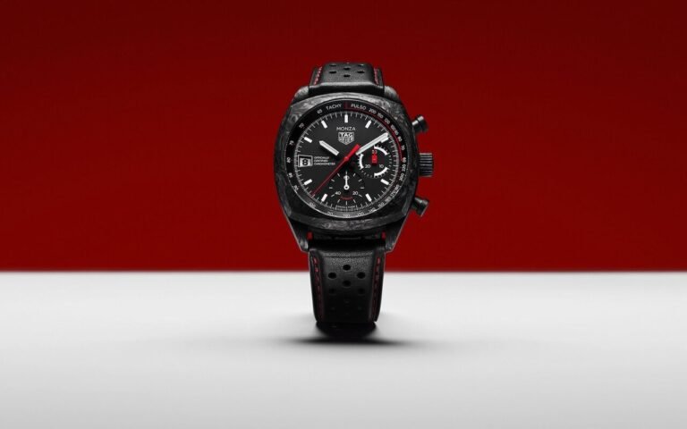 Cinquante ans après Niki Lauda, TAG Heuer relance la Monza Flyback Chronograph Carbon en abandonnant l’acier pour le carbone
