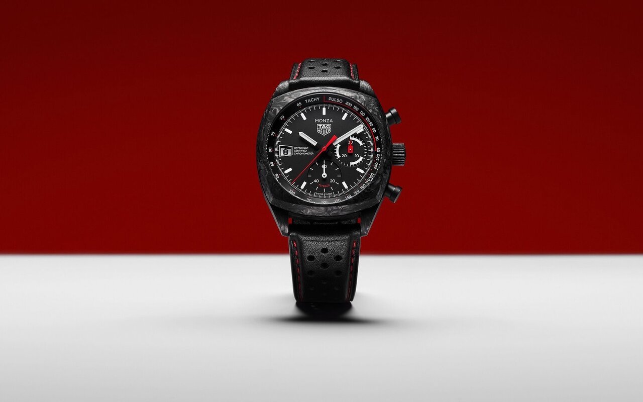 Cinquante ans après Niki Lauda, TAG Heuer relance la Monza Flyback Chronograph Carbon en abandonnant l’acier pour le carbone
