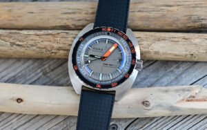 Déjà culte en acier, la plongeuse orange Doxa SUB 300 Ti5 bascule au titane et ce choix de matière change vraiment tout