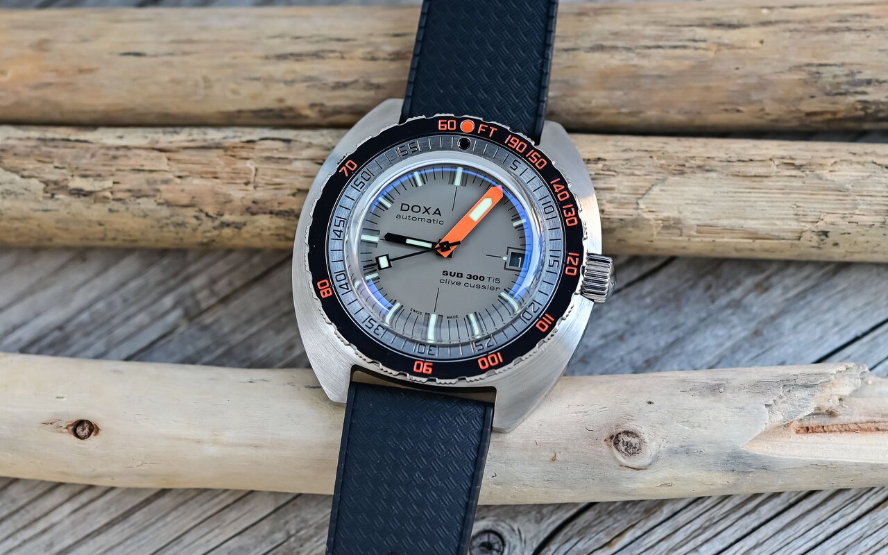 Déjà culte en acier, la plongeuse orange Doxa SUB 300 Ti5 bascule au titane et ce choix de matière change vraiment tout