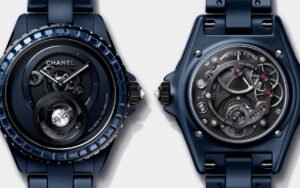 Exception devenue règle : la céramique mate bleue de la Chanel J12 Bleu rejoint définitivement la collection permanente de la maison