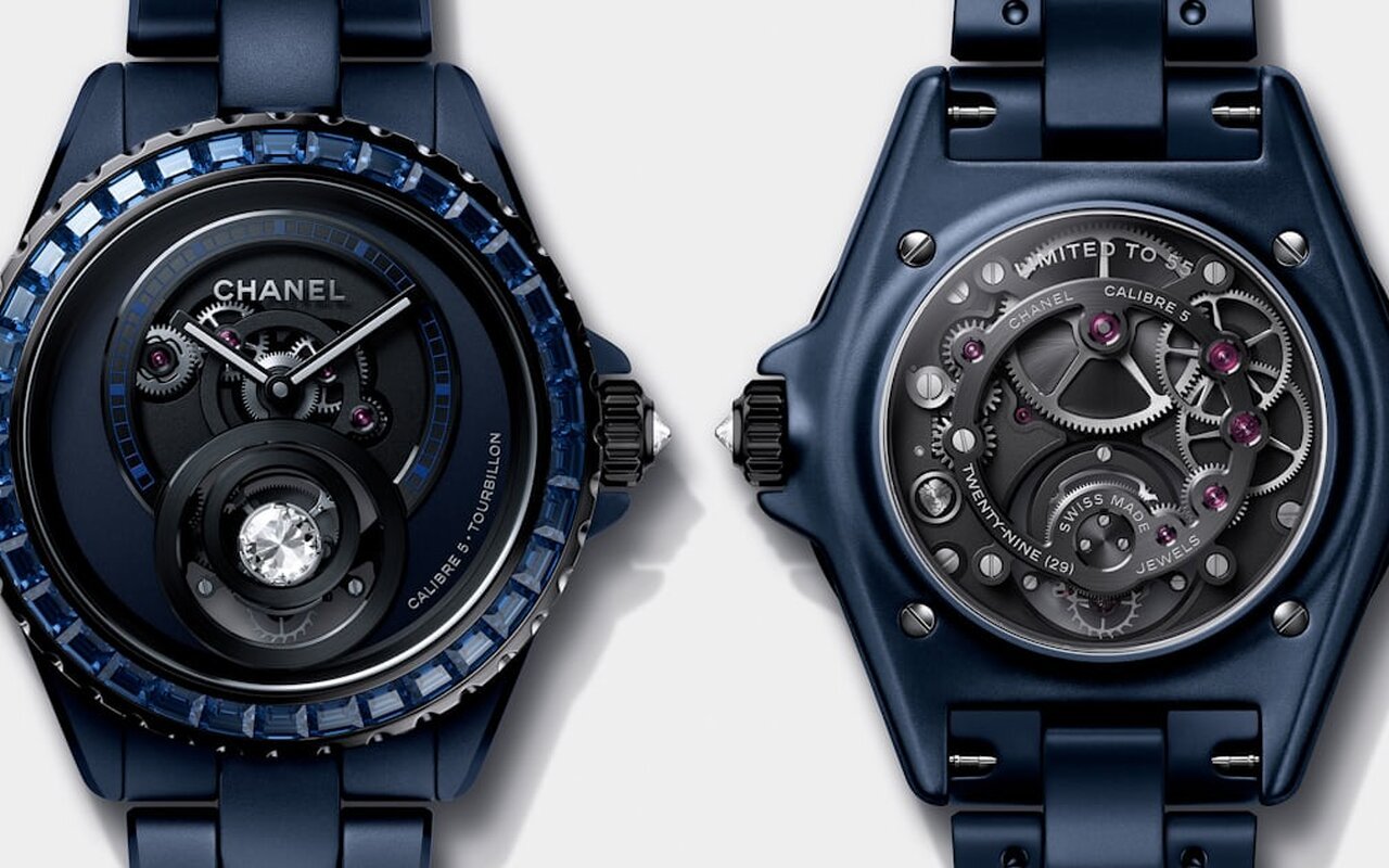Exception devenue règle : la céramique mate bleue de la Chanel J12 Bleu rejoint définitivement la collection permanente de la maison