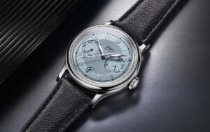 Hajime Asaoka habille son triple calendrier Kurono Tokyo en bleu saxe, dans une série volontairement minuscule