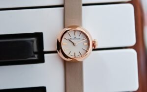 La Blancpain Ladybird fête ses 70 ans avec la Lady B, une montre mécanique presque sphérique de 19 mm
