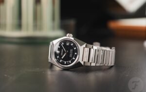 La King Seiko Vanac HKF005 capture Tokyo la nuit sur son cadran et prouve que peu de manufactures de luxe avaient osé aller aussi loin