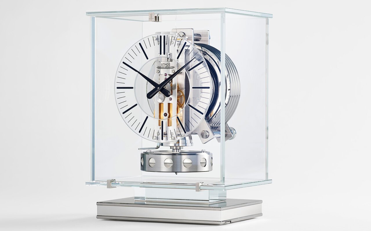 La pendule Atmos de Jaeger-LeCoultre capte les variations de température ambiante et tourne presque indéfiniment sans aucune source d’énergie